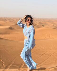 रेगिस्तान की धूप में नंगे पांव खड़ी हिना खान दे रही हैं इठलाते पोसेस, फैंस ने कहा - मैडम फैशन के चक्कर में पैर मत जलाओ