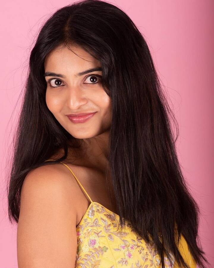 ప్రస్తుతం ఆమె చేతిలో రెండు సినిమాలు ఉన్నాయి. అందులో ఒకటి వేరే భాషకు చెందిన సినిమా అని సమాచారం. (Courtesy : Ananya Nagalla Instagram)