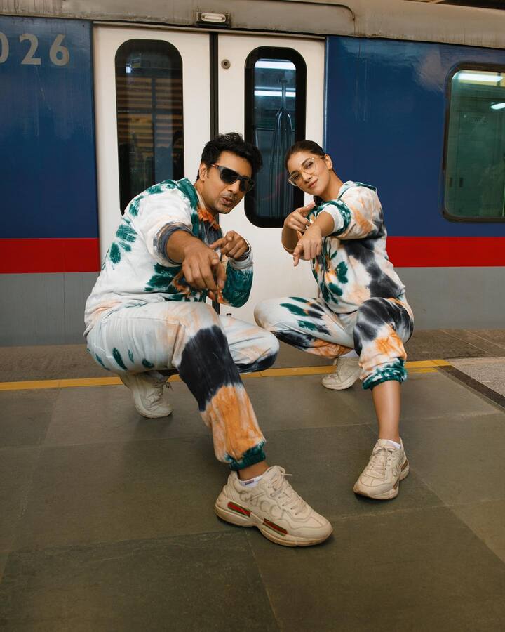 রবিবার সকালে যখন বেশিরভাগ মানুষ ছুটির মেজাজে দিন কাটাচ্ছেন, তখন মেট্রোয় ছবির প্রচার সারলেন 'কিশমিশ' ছবির সদস্যরা। কবি সুভাষ মেট্রো স্টেশন থেকে যতীন দাস পার্ক পর্যন্ত দেব-রুক্মিণীর সঙ্গে ছিলেন ছবির অন্যান্য কলাকুশলীরা।