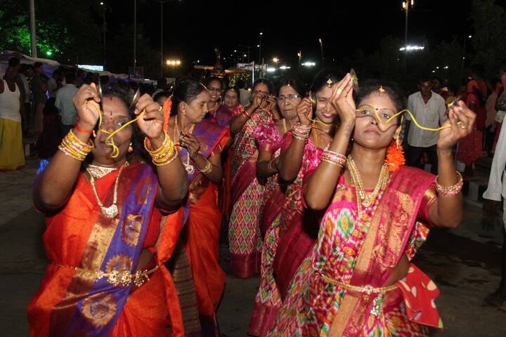 మందిరం, శ్రీమద్రామాయణం కల్పవృక్షం, గడియారం వేంకట శేష శాస్త్రి వారి రామాయణం, శ్రీ భూతపురి వారి రామాయణం, మొల్ల రామాయణం, రామచరిత మానస్, పోతన భాగవతంలోని అంశాలపై పలువురు పండితులు కవి సమ్మేళనం నిర్వహించారు.