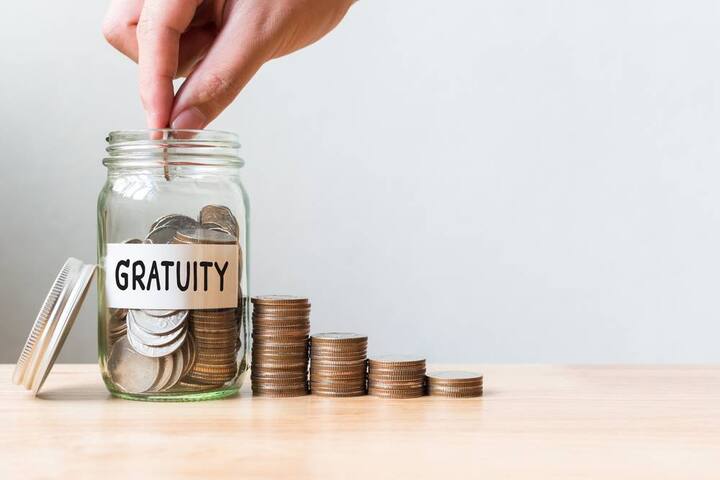 Gratuity Rules: દરેક કામ કરનાર વ્યક્તિને 5 વર્ષ સુધી કંપનીમાં સતત કામ કર્યા પછી ગ્રેચ્યુઈટીની સુવિધા મળે છે. જ્યારે તમે કંપની છોડો ત્યારે તે એમ્પ્લોયર દ્વારા ચૂકવવામાં આવે છે.