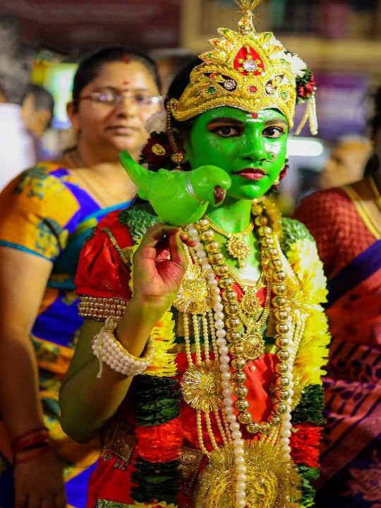 மீனாட்சியம்மன் வேடமணிந்து சாமி தரிசனம் செய்யும் சிறுமி