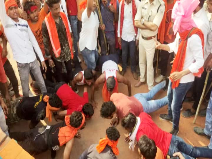 इस विशाल जुलूस में ट्रक, क्रेन और बुलडोजर भी शामिल था. डीजे साउंड के साथ भगवान राम की प्रतिमा को लेकर शहर में घूमने के बाद युवाओं ने करतब भी दिखाया.