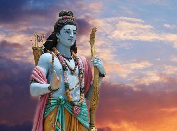 শ্রী রাম নবমীর উদযাপনের পিছনে আছে বিশেষ আখ্যান। রাবণ- বধের গল্প কম-বেশি সকলেরই জানা।  কথিত আছে, রাবণ ভগবান ব্রহ্মার কাছ থেকে বর পেয়ে ছিলেন যে.  তিনি কখনও দেবতা বা যক্ষের (দেবতা) দ্বারা নিহত হবেন না। তিনি ছিলেন সর্বাপেক্ষা শক্তিশালী ও অত্যাচারী। তাই এই  সমস্ত দেবতারা রাবণের দৌরাত্ম্য দমন করতে সাহায্যের আবেদন নিয়ে বিষ্ণুর কাছে যান। এরপরই রাবণ-নিধন ও ধর্মের শাসন প্রতিষ্ঠা করতে রাজা দশরথের স্ত্রী কৌশল্যার গর্ভে ভগবান রামচন্দ্র জন্ম দেন।