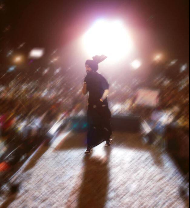 Live Concert ਦੌਰਾਨ ਦਿਲਜੀਤ ਜੱਗਾ ਡਾਕੂ ਦੇ ਭੇਸ 'ਚ ਨਜ਼ਰ ਆਏ।