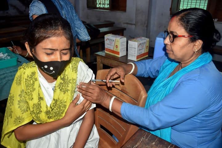 Covid Update: India Logs 1,054 New Cases As Country Begins Booster Dose Vaccination For 18+ Covid Update: India Logs 1,054 New Cases As Country Begins Booster Dose Vaccination For 18+