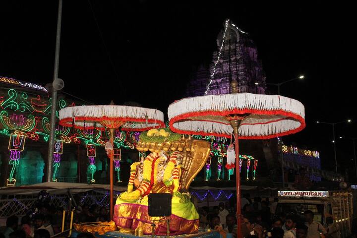 కోదండరామస్వామివారి బ్రహ్మోత్సవాల్లో మొదటిరోజు ఆదివారం రాత్రి శేషవాహనంపై సీతా సమేత శ్రీరాములవారు భక్తులను కటాక్షించారు. రాత్రి 8 గంటలకు వాహనసేవ ప్రారంభమైంది. రాత్రి 9.30 గంటల వరకు వాహనసేవ జరిగింది.