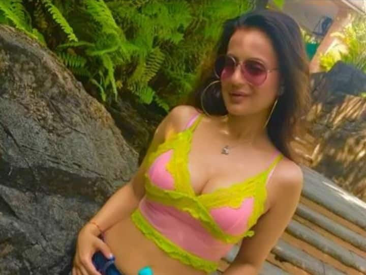 Ameesha Patel set fire on internet in blue bikini video viral on social media अमीषा पटेल ने ब्लू बिकिनी में बढ़ाया इंटरनेट का पारा, वीडियो देख फैंस की रुक गई धड़कनें