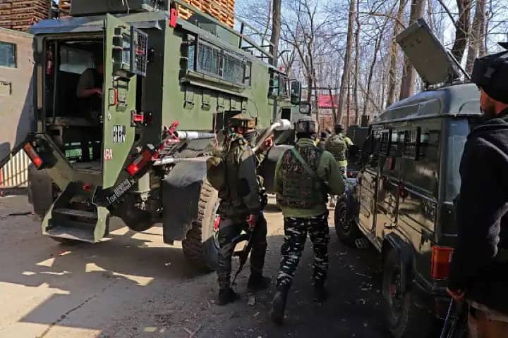 J&K: Two Terrorists Gunned Down In Srinagar Encounter, Three Security Personnel Injured J&K: ভয়ঙ্কর গুলির লড়াই শ্রীনগরে, এনকাউন্টারে নিকেশ ২ জঙ্গি