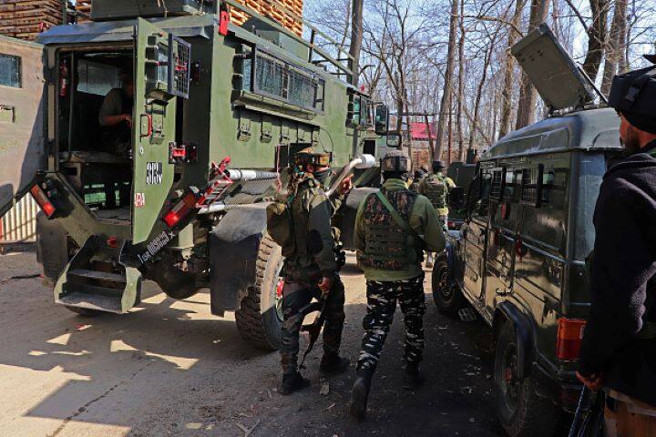 J&K: Two Terrorists Gunned Down In Srinagar Encounter, Three Security Personnel Injured J&K: Two Terrorists Gunned Down In Srinagar Encounter, Three Security Personnel Injured