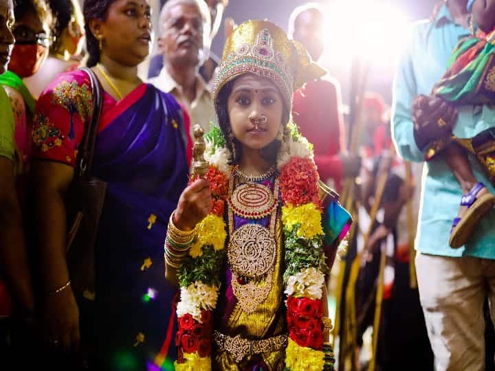 மீனாட்சியம்மன் வேடமணிந்து சாமி தரிசனம் செய்யும் சிறுமி