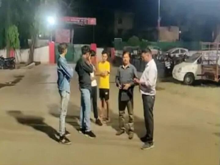 Bilaspur crime news miscreants snatched purse and mobile from woman ann Bilaspur Crime News: बिलासपुर में चलती बाइक को लात मारकर महिला से पर्स और मोबाइल छीनकर भागे बदमाश