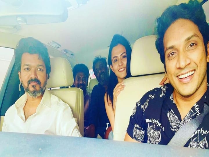 actor vijay drive his car with beast movie crew video viral Watch Video : பீஸ்ட் படக்குழுவுடன் காரில் லாங்டிரைவ் சென்ற நடிகர் விஜய்...! வைரல் வீடியோ உள்ளே..!