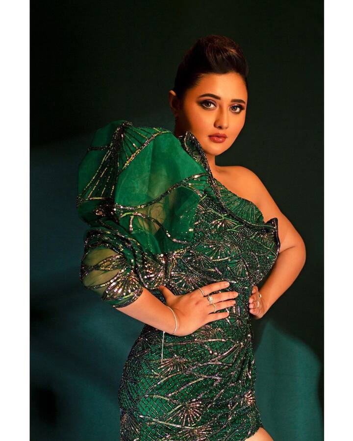 या हिरव्या रंगाच्या ड्रेसमध्ये ती खूपच सुंदर दिसत आहे.(photo:imrashamidesai/ig)
