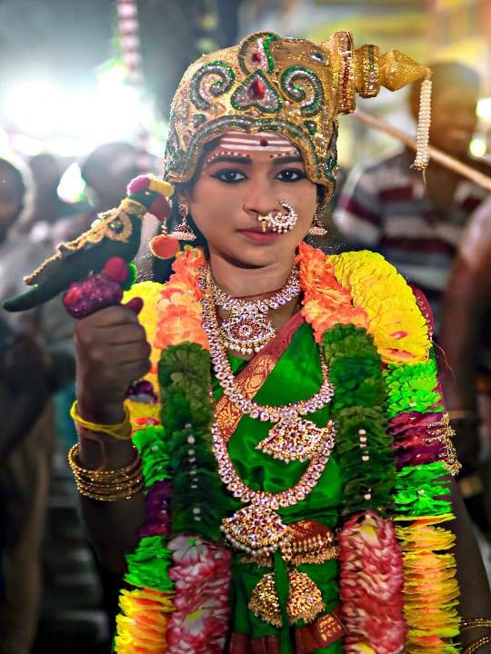 மீனாட்சியம்மன் வேடமணிந்து சாமி தரிசனம் செய்யும் சிறுமி