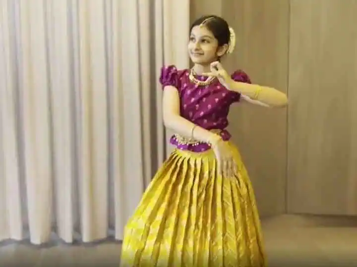 South Star Mahesh babu family Mahesh babu daughter sitara dance moves videos ਸਾਊਥ ਸਟਾਰ ਮਹੇਸ਼ ਬਾਬੂ ਨੇ ਦਿਖਾਈ ਬੇਟੀ ਸਿਤਾਰਾ ਦੇ ਇਕ ਹੋਰ ਹੁਨਰ ਦੀ ਝਲਕ, ਦੇਖ ਕੇ ਤੁਸੀਂ ਵੀ ਕਹੋਗੇ ਵਾਹ!