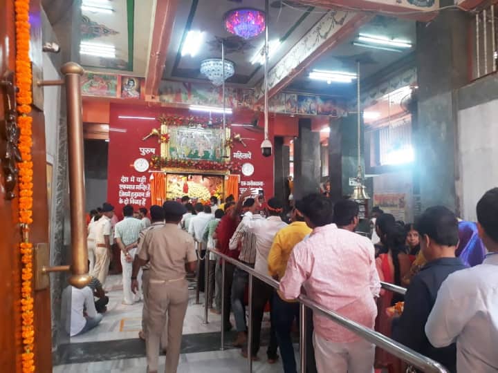 रामनवमी को लेकर इस साल लोगों में खासा उत्साह देखने को मिल रहा है. दो वर्षों के बाद इस बार रामनवमी को लेकर पटना के मंदिरों में भीड़ रही. पटना के महावीर मंदिर में देर रात से ही श्रद्धालु दर्शन करने पहुंच गए थे.