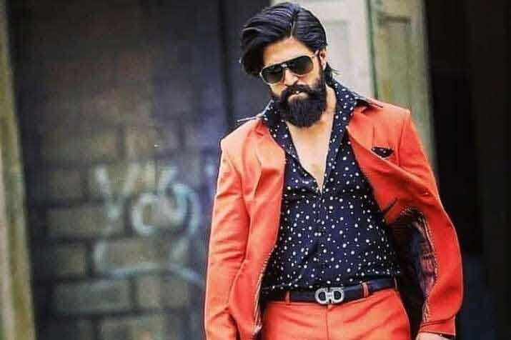 कन्नड़ के सुपरस्टार अभिनेता यश केजीएफ चैप्टर 1 से पूरे देश में हंगामा मचा चुके हैं. इस समय उनकी लोकप्रियता कितनी है ये हमें बताने की जरूरत नहीं. जल्द ही वो केजीएफ चैप्टर 2 से हंगामा करने जा रहे हैं. (फोटो – सोशल मीडिया)