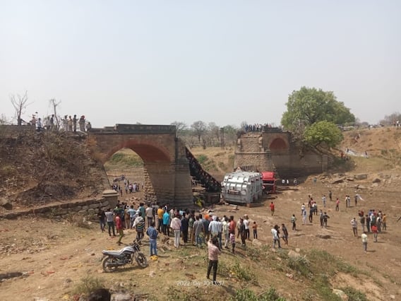 MP News: नर्मदापुरम में बड़ा हादसा, सुखतवा नदी का पुल टूटकर गिरा, भोपाल-नागपुर NH-69 पर आवागमन पूरी तरह से बंद MP News: नर्मदापुरम में बड़ा हादसा, सुखतवा नदी का पुल टूटकर गिरा, भोपाल-नागपुर NH-69 पर आवागमन पूरी तरह से बंद