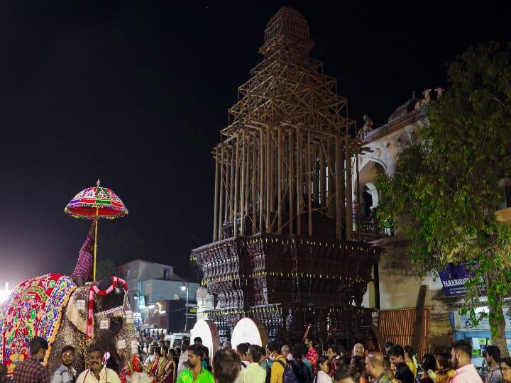 தேர் தயாராகும் வீதியில் யானை பவனி