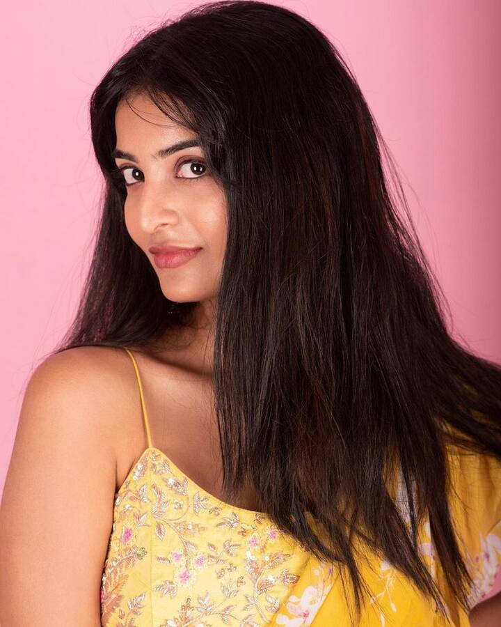 ఎప్పటికప్పుడు హాట్ ఫొటోషూట్లలో పాల్గొంటూ వాటిని సోషల్ మీడియాలో షేర్ చేస్తుంటుంది. (Courtesy : Ananya Nagalla Instagram)