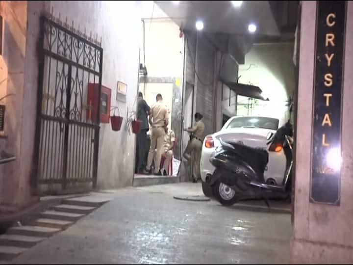 sharad pawar silver oak attack st strike Police team arrives at gunratna sadavarte house अॅड. गुणरत्न सदावर्तेंच्या घरी झडती घेण्यासाठी पोलिसांचं पथक दाखल; पुरावे गोळा करण्याचं काम सुरू