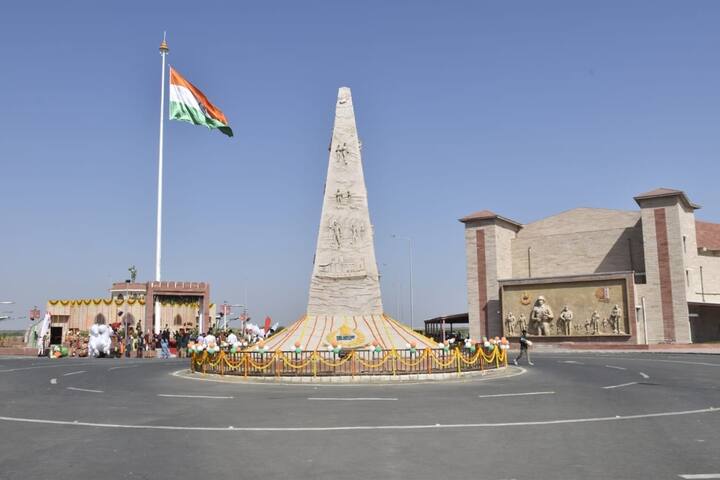 નડાબેટ ખાતે ભારત-પાકિસ્તાન આંતરરાષ્ટ્રીય સરહદ પર વ્યુ પોઈન્ટનું ઉદ્ઘાટન કરવામાં આવ્યું છે. આ ગુજરાતનું આ પહેલું બોર્ડર પોઈન્ટ છે જ્યાં સરહદની ફોટો ગેલેરી અને હથિયારો સહિતની ટેન્ક દર્શાવવામાં આવશે.