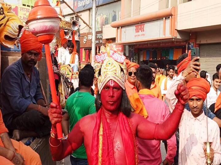 पुलिस शहर के चप्पे-चप्पे पर ड्रोन कैमरे से निगरानी कर रही है. सभी जगह पर फोर्स की तैनाती की गई है. वहीं सभी थानों को भी अलर्ट रहने के लिए सूचना दी गई है.