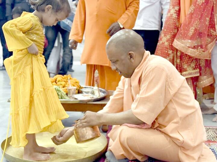 CM Yogi Adityanath Kanya Pujan in Gorkhnath temple on the occasion of Rama Navami ann Rama Navami 2022: गोरखनाथ मंदिर में सीएम योगी ने किया कन्या पूजना, कहा- 'कन्याओं की सुरक्षा का भी लें संकल्प'