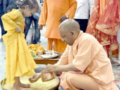 Rama Navami 2022: गोरखनाथ मंदिर के पीठाधीश्वर योगी आदित्यनाथ ने रामनवमी पर किया कन्या पूजन, देखें तस्वीरें