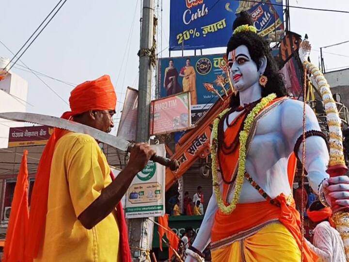 हाजीपुर में भी रामनवमी पर शोभायात्रा में काफी भीड़ दिखी. हिंदू संगठनों के कार्यकर्ताओं और समर्थकों ने पूरे शहर में हाथों में तिरंगा और भगवा झंडा के साथ तलवार लहराते दिखे.