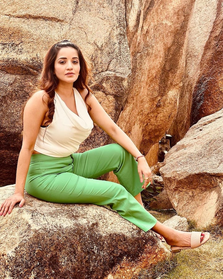 कभी चट्टानों पर बैठकर तो कभी लेटे हुए मोनालिसा ने धमाकेदार फोटोशूट से सोशल मीडिया का तापमान बड़ा दिया है.