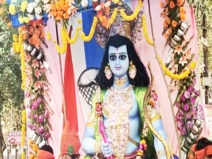 रामनवमी के दिन भागलपुर में लोगों के बीच खासा उत्साह दिखा. इस तस्वीर को देखें. कई ऐसी तस्वीरें हैं जो आपका दिल जीत लेंगी. रामनवमी के दिन भागलपुर और आसपास के क्षेत्रों से लेकर ग्रामीण क्षेत्रों तक रामनवमी को लेकर उत्साह दिखा. महावीर मंदिरों में भक्तों की भीड़ लगी रही.