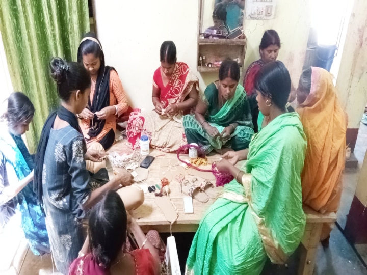 गया के महाबोधि मंदिर में जूट के चप्पल से होगी एंट्री, यू-ट्यूब से देखकर सीखा फिर जीविका की महिलाओं ने किया कमाल