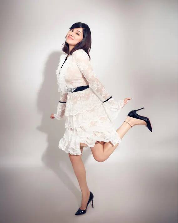 દિવ્યા ખોસલા કુમાર સોશિયલ મીડિયામાં હંમેશા એક્ટિવ રહે છે અને નવા-નવા ફોટો અને વીડિયો શેર કરે છે.