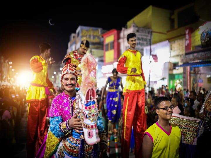கிராமிய கலைஞர்கள் பொய்கால் குதிரையுடன் நடனமாடும் காட்சி