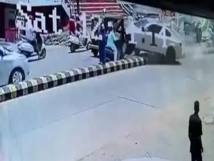 Karnataka: BMW car in Mangaluru jumps divider, rams into scooty- Watch Video Watch Video: சிக்னலில் நின்றிருந்த பெண் மீது மோதிய கார் - பதைபதைக்க வைக்கும் வீடியோ..!