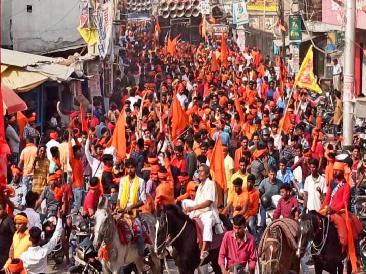 इस विशाल जुलूस में ट्रक, क्रेन और बुलडोजर भी शामिल था. डीजे साउंड के साथ भगवान राम की प्रतिमा को लेकर शहर में घूमने के बाद युवाओं ने करतब भी दिखाया.