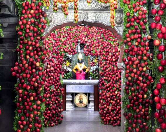 रामनवमीनिमित्त विठ्ठल मंदिराचा गाभारा बनला काश्मिरी सफरचंदाचा बगिचा