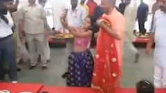 Ram Navami 2022: CM Yogi ने कन्याओं के धोए पैर.. कन्या पूजन के बाद बच्ची के साथ ली सेल्फी