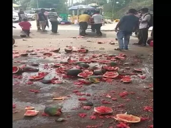 Watch Video: Sri Ram Sena workers shut Muslim shops, vandalize carts outside temple in Karnataka Watch Video: கோயில் முன் கடையா? - இஸ்லாமியர்கள் பழக்கடைகளை சேதப்படுத்திய இந்து அமைப்பு?