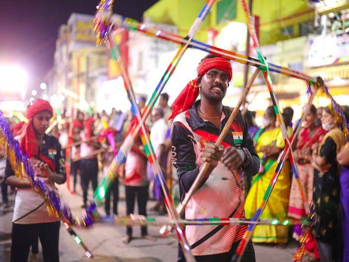 நட்சத்திர வடிவ சிலம்பத்துடன் இளைஞர் ஒருவர் சிலம்பம் சுற்றும் காட்சி