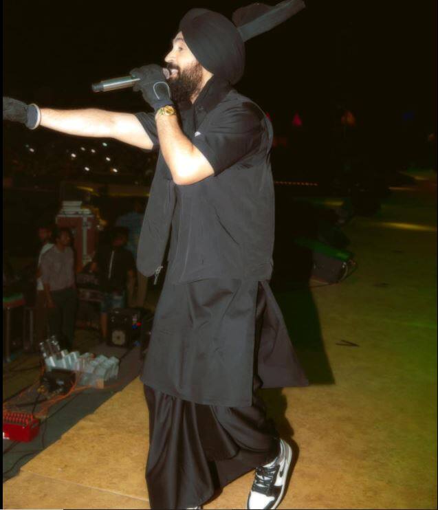 ਫੈਨਜ਼ ਨੂੰ ਉਹਨਾਂ ਦੀ ਇਹ ਲੁੱਕ ਵੀ ਬੇਹੱਦ ਪਸੰਦ ਆਇਆ। ਦਿਲਜੀਤ ਨੇ ਸੋਸ਼ਲ ਮੀਡੀਆ 'ਤੇ ਆਪਣੇ ਇਸ Concert ਦੀਆਂ ਤਸਵੀਰਾਂ ਸਾਂਝੀਆਂ ਕੀਤੀਆਂ ਜਿਸ 'ਤੇ ਉਹਨਾਂ ਦੇ ਫੈਨਜ਼ ਖੂਬ ਪਿਆਰ ਲੁਟਾ ਰਹੇ ਹਨ।