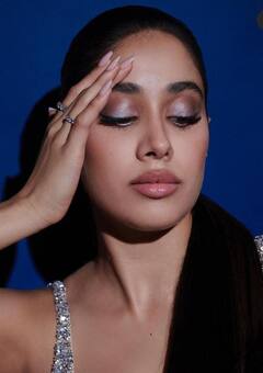 Jhanvi Kapoor clicks: சில்வர் உடையில் ஜொலிக்கும் ஜான்வி கபூர் லேட்டஸ்ட் க்ளிக்ஸ்