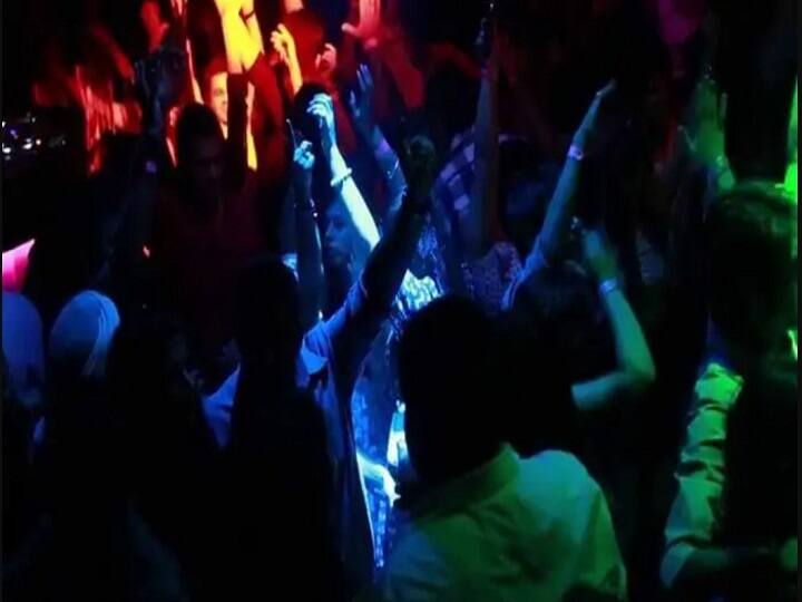 Police fight at illegal gambling club in Chennai gets caught கிண்டி: சட்டவிரோதமாக நடைபெற்று வந்த சூதாட்ட கிளப்பில் போலீசார் கட்டி புரண்டு மோதல்