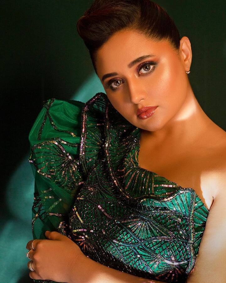तिने हा लूक सिल्व्हर स्पार्कली शूजने पूर्ण केला आहे. हे फोटो शेअर करताना 'Newvibe' असे कॅप्शन लिहिले आहे.(photo:imrashamidesai/ig)