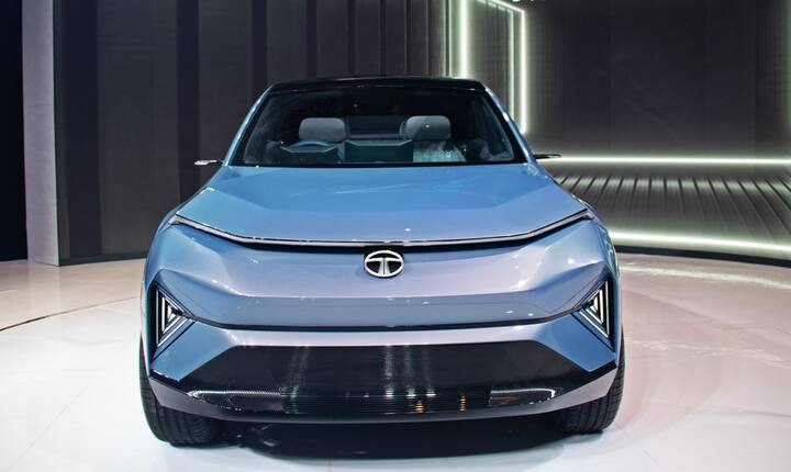 Tata Curvv first look review : Tata ने Curvv coupe SUV संकल्पनेचे मॉर्डनाईझ करून त्यांच्या कारच्या नव्या व्हर्जनच्या दिशेने पहिले पाऊल टाकले आहे.