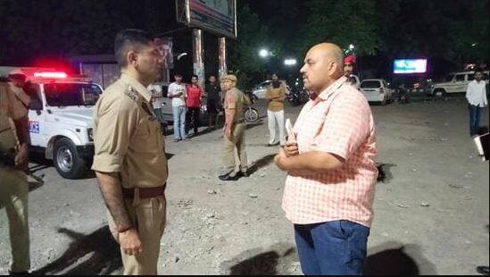 Firing in Mohali: ਮੁਹਾਲੀ 'ਚ ਦੇਰ ਰਾਤ ਪਰਿਵਾਰ ਨਾਲ ਡਿਨਰ ਲਈ ਆਏ ਵਿਅਕਤੀ 'ਤੇ ਗੋਲੀਬਾਰੀ, ਕਾਰ ਲੈ ਫਰਾਰ ਹੋਏ ਬਦਮਾਸ਼