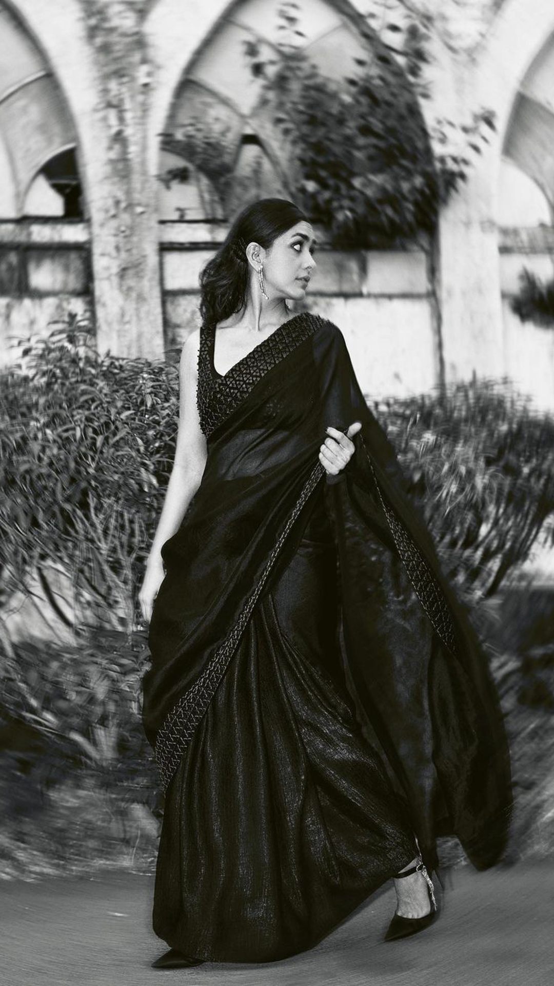 Mrunal Thakur Gives Vintage Vibe In A Black Saree