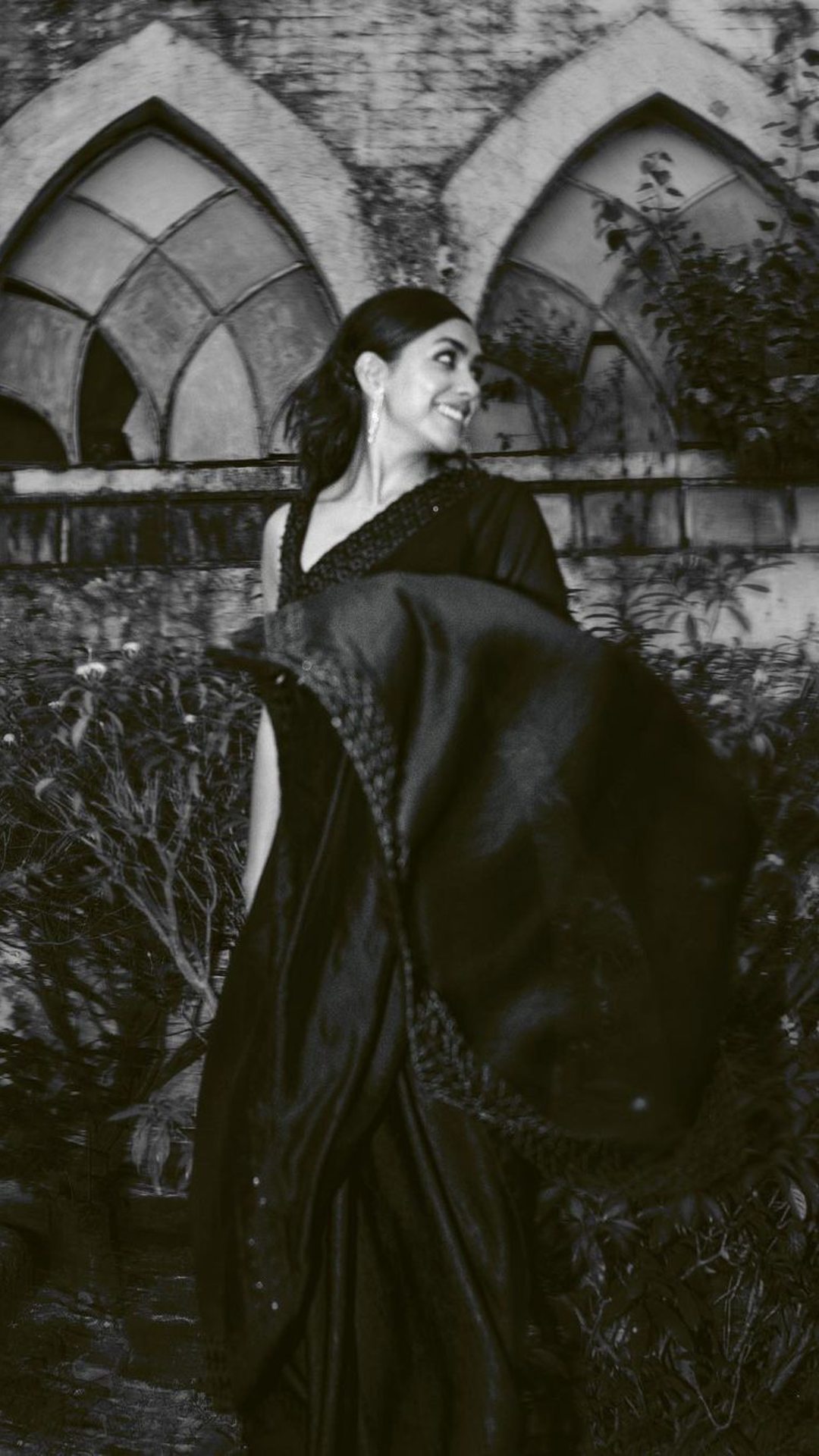 Mrunal Thakur gives 'Girl Next Door' vibes in a classic black saree